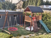 Duży domek ogrodowy z huśtawką i bocianim gniazdem 