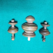 Dwie stare sterczynki i broda do skrzyni zegara wiszącego