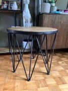 Stolik kawowy w industrialnym stylu