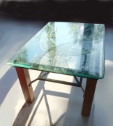 Unikatowy, designerski stolik z artystycznym szklanym blatem