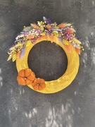 Jesienny wianek w sweterku z suszonymi kwiatami i ręcznie szytymi dyniami