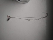 Naszyjnik z trampkami i nutką