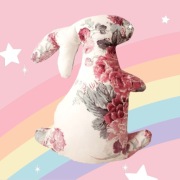 Poduszka wiosenna królik zając Wielkanoc różowe kwiaty 37 cm Hand Made nowa