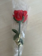 RĘCZNIE ROBIONA RÓŻA Z DRUCIKÓW KREATYWNYCH (WYCIORÓW) – UNIKALNY PREZENT