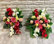 Kompozycja kwiatowa na grób: stroik + bukiet do wazonu (duży zestaw)