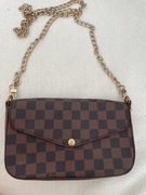 Swietna torebka listonoszka logowana na lancuchu 