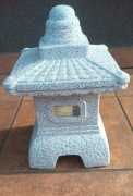 Ozdoba ogrodowa wykonana z porcelany.