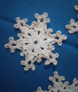 SZYDEŁKOWE ŚNIEŻYNKI - RĘKODZIEŁO