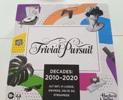 Hasbro Gaming Trivial Pursuit Dekady 10/20, wydanie j. Duński