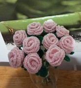 Bukiet mini różyczek zrobiony na szydełku 