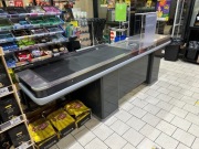 Boks kasowy z taśmą ruchomą