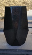 Wazon "diament" z czarnego granitu Szwed