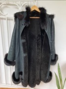 Kożuch damski z kapturem czarny obszyty lisem