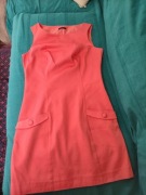 Koralowa sukienka w stylu lat 60, marka Mohito