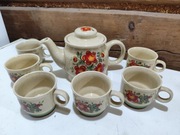 Zastawa kawowa: filiżanki i dzbanek w kwiaty. Pruszków. PRL.