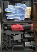 Elektryczny klucz 3/8 dwie baterie i ładowarka 