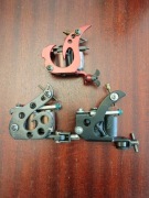 3 maszynki do tatuażu plus zasilacz i stopka