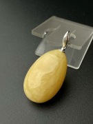 Srebrny wisiorek z naturalnego bursztynu baltyckiego waga -6,11 g.