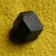 Granat z Madagaskaru (almandyn) wielkość około 2,0cm