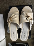 Buty klapki .    