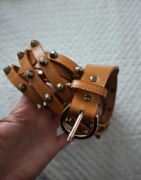 Pasek camel musztardowy z ćwiekami PrimaDonna