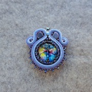 Wisiorek z motylem sutasz fioletowy 