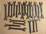 Zestaw starych kluczy płaskich / oczkowych – różne, stalowe, nieczyszczone