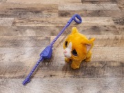 HASBRO FurReal Peealots Kot siusiający na smyczy