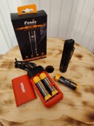 Latarka Fenix E35R + 3 akumulatory Fenix 2170 + ładowarka Xstar PB2SL