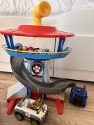 PSI PATROL BAZA GŁÓWNA z dżwiekięm + figurki oraz pojazd Tracera i Chasea