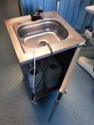 mobilny zlew z grzałką do podgrzewania wody