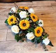 Bogata kompozycja wiązanka sztuczne kwiaty słoneczniki stroik nagrobna ecru