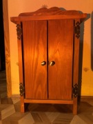 Mała sosnowa szafka nocna