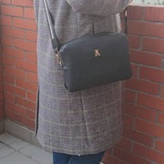 Czarna skórzana torebka listonoszka Pszczoła