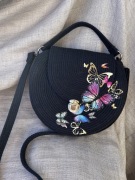 Granatowa torebka handmade z kolorowym haftem – styl i wyjątkowość