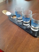 Deska do kieliszków do podawania shotów. Prezent na 18-tkę.  