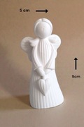 Anioł dekoracyjny 9 cm biała figurka z sercem