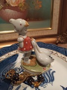 Figurka porcelanowa dziewczynka z gąskami vintage czasy PRL