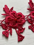 Czerwona koronka haftowana z koralikami aplikacja kwiatowa 