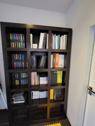 Witryna/regał z litego drewna firmy Belbazaar 