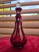 Szklana karafka czerwone szkło z PRL z korkiem