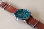 Chronograf Timex TW2P97400 z zieloną tarczą i skórzanym paskiem Nato