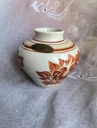 PRL Moniewski stary ceramiczny pękaty wazonik w brązowe kwiaty fajans