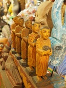 Drewniana ręcznie robiona, rzeźba buddyjskich mnichów ze Sri Lanki