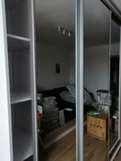 Pojemna trzydrzwiowa szafa