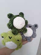 Okrągłe żabki wykonane na szydełku 