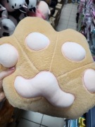 Brązowa maskotka łapa z kocem dla dzieci 