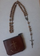 Różaniec Matka Boska / Jan Paweł II drewno oliwne z etui lata 80