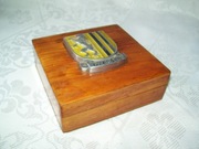 SZKATUŁKA DREWNIANA Z HERBEM DREZNA - 1961 r.