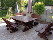 Duży, masywny komplet drewnianych mebli ogrodowych 